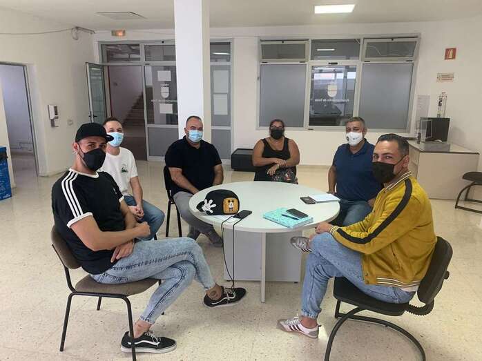 Reunión entre el concejal Servando González y los representantes de los grupos carnavaleros y diseñadores / TA